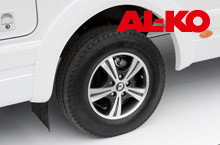 Bezpieczeństwo i dynamikę jazdy zapewnia szerokie, niskie podwozie firmy AL-KO